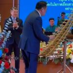 Thủ tướng Thái Lan gây bất ngờ khi chơi đàn T’rưng của Việt Nam