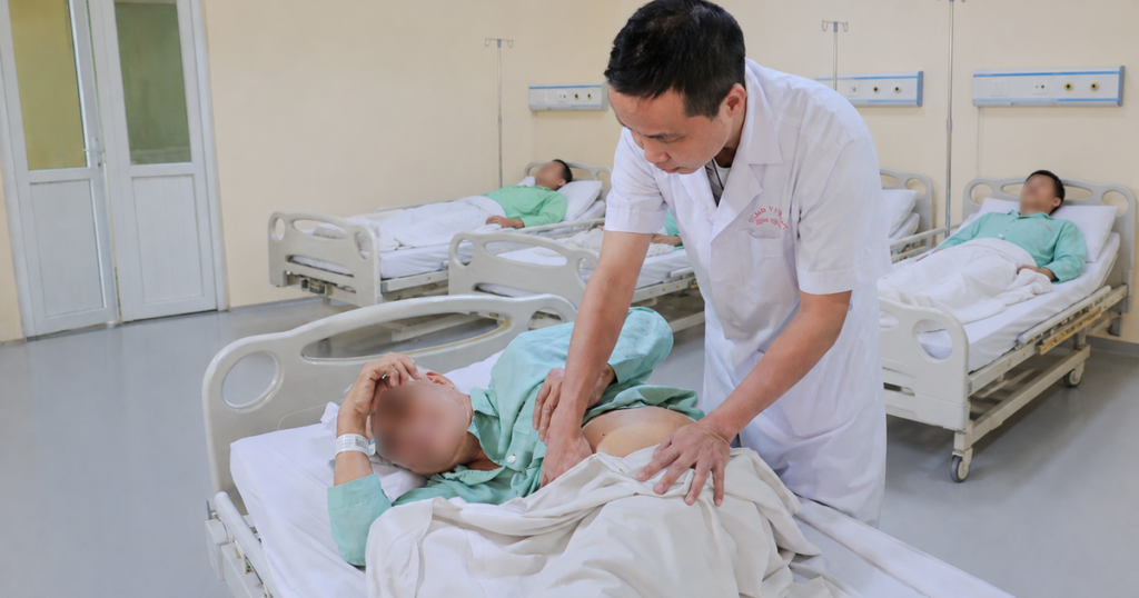 Tán sỏi qua da cho người đàn ông bị biến dạng cột sống 18 năm