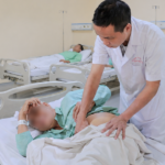 Tán sỏi qua da cho người đàn ông bị biến dạng cột sống 18 năm