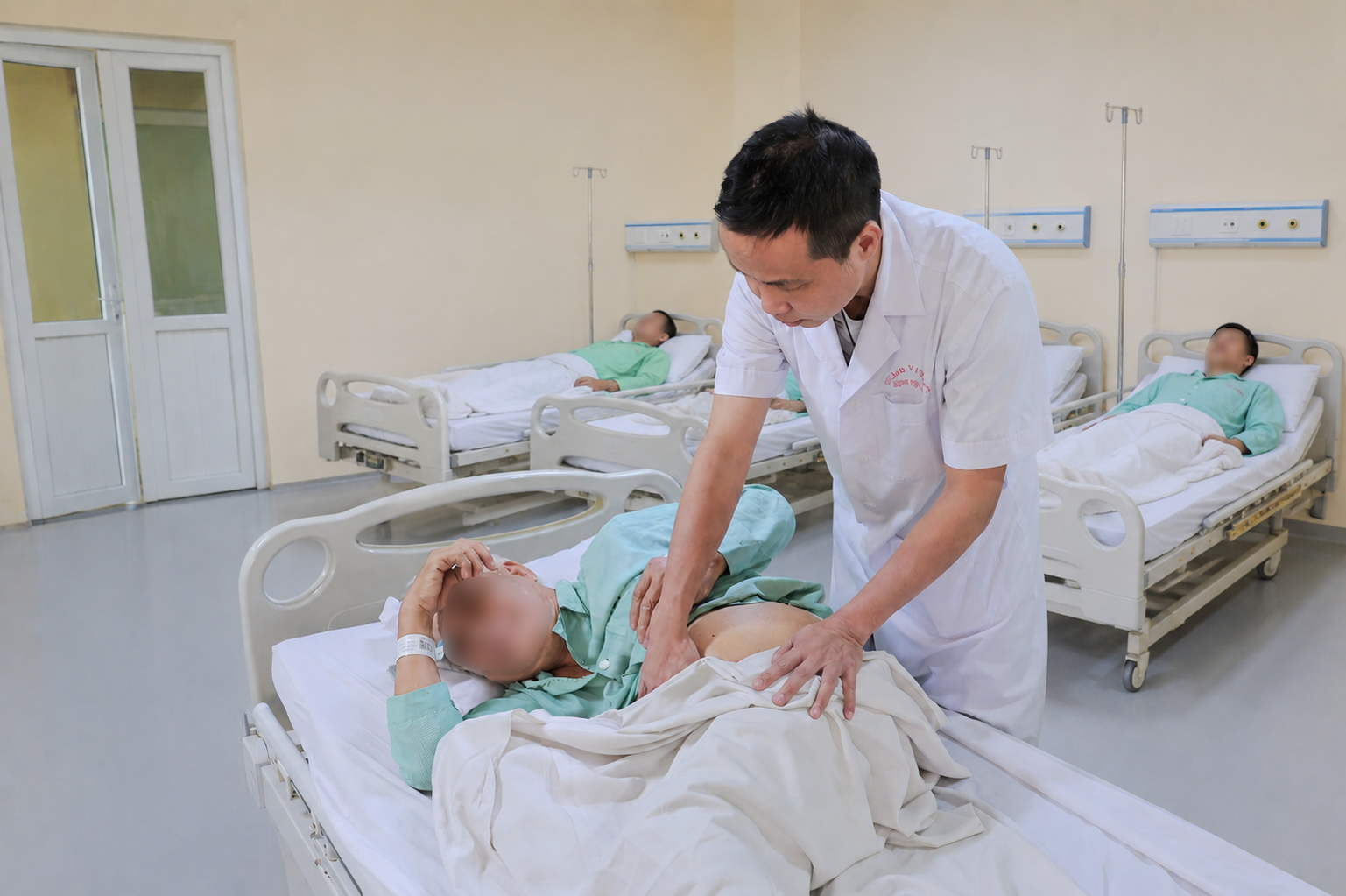 Tán sỏi qua da cho người đàn ông bị biến dạng cột sống 18 năm- Ảnh 1.