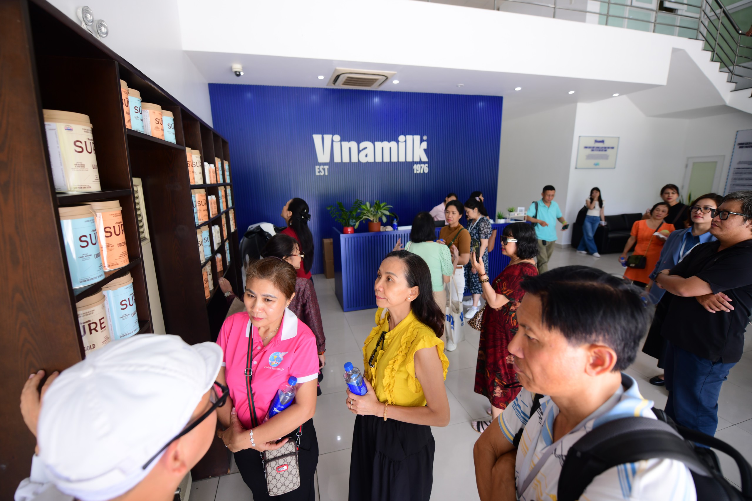 sure-tour-hcm-02-1781059422456733700688 Vinamilk đón thế hệ 'đồng niên' tham quan nhà máy với lời hứa chăm sóc sức khỏe bằng dinh dưỡng chất lượng- Ảnh 2.
