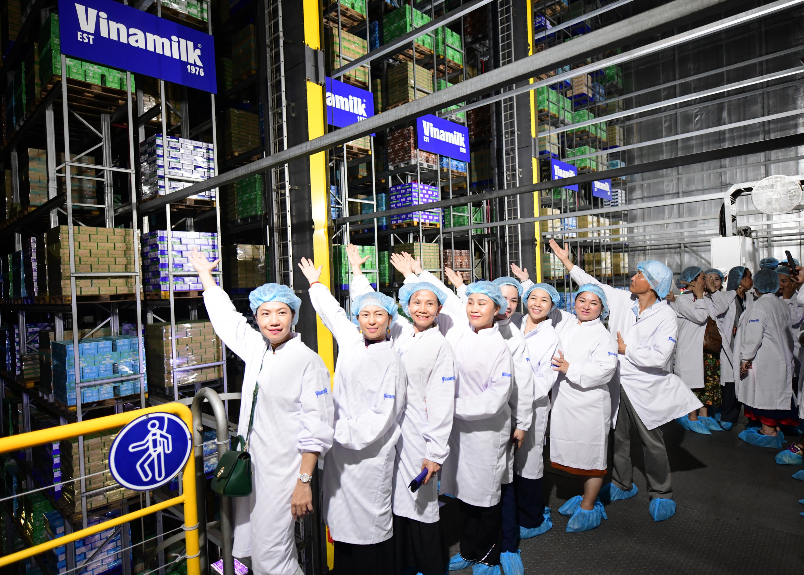 sure-tour-hcm-04-17810594225101028085984 Vinamilk đón thế hệ 'đồng niên' tham quan nhà máy với lời hứa chăm sóc sức khỏe bằng dinh dưỡng chất lượng- Ảnh 4.