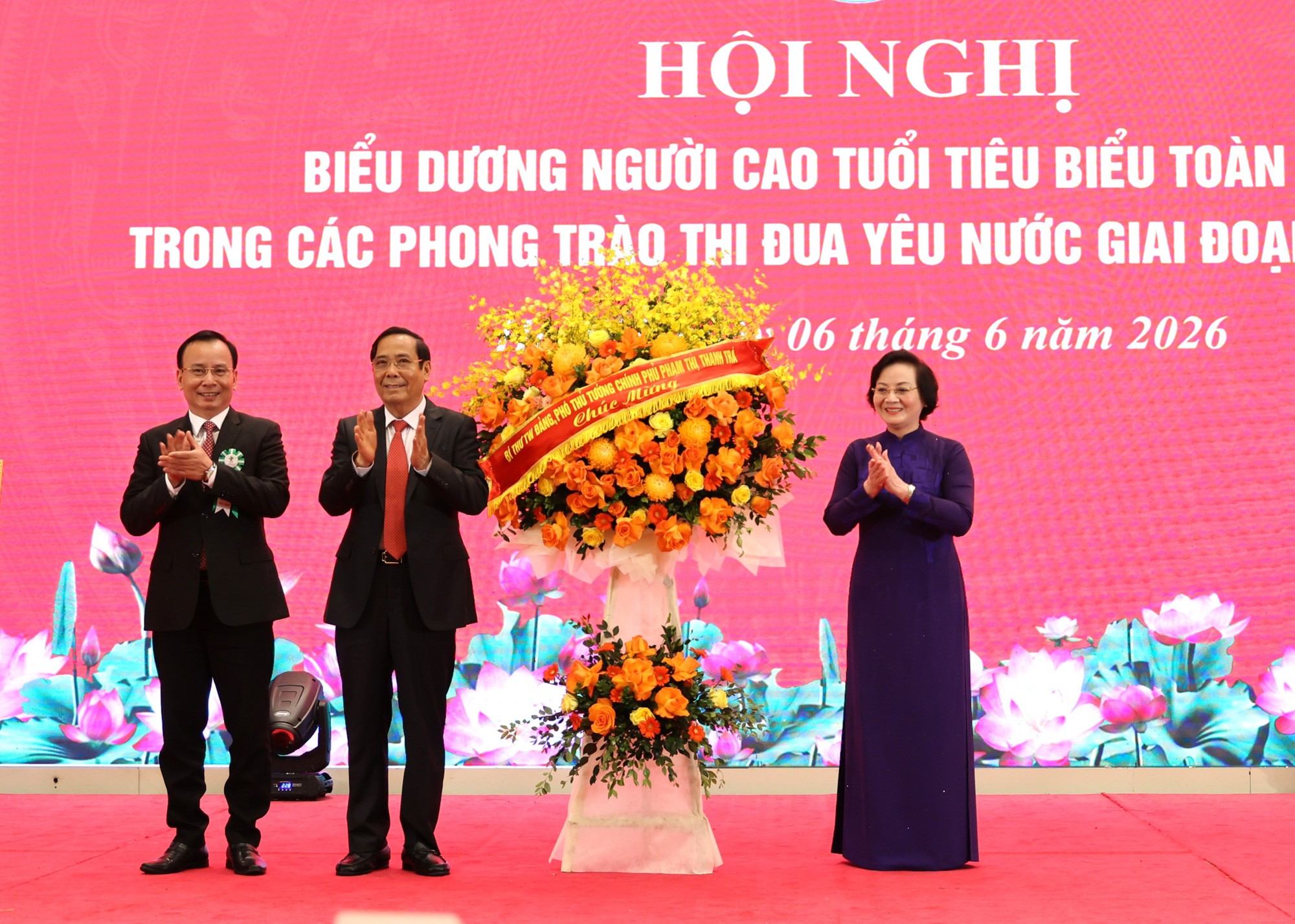 tang-hoa-17807359052061105155033 Phó Thủ tướng: Xác định người cao tuổi là nguồn lực, là động lực quan trọng của đất nước- Ảnh 2.
