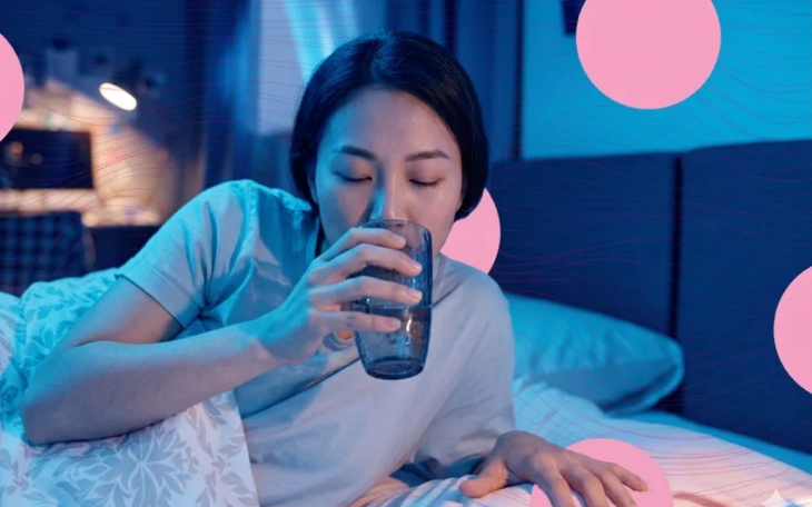 Uống nước trước khi ngủ: Lợi ích và tác hại cần biết
