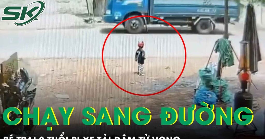 Khoảnh khắc bé trai 3 tuổi bị xe tải đâm tử vong khi bất ngờ chạy sang đường