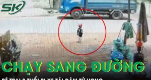 Khoảnh khắc bé trai 3 tuổi bị xe tải đâm tử vong khi bất ngờ chạy sang đường