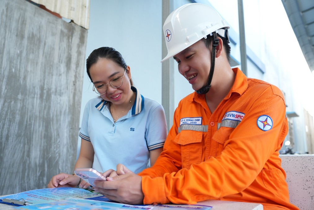 TPHCM yêu cầu tiết kiệm điện mạnh hơn trong mùa nắng nóng, khuyến khích lắp điện mặt trời mái nhà- Ảnh 1.