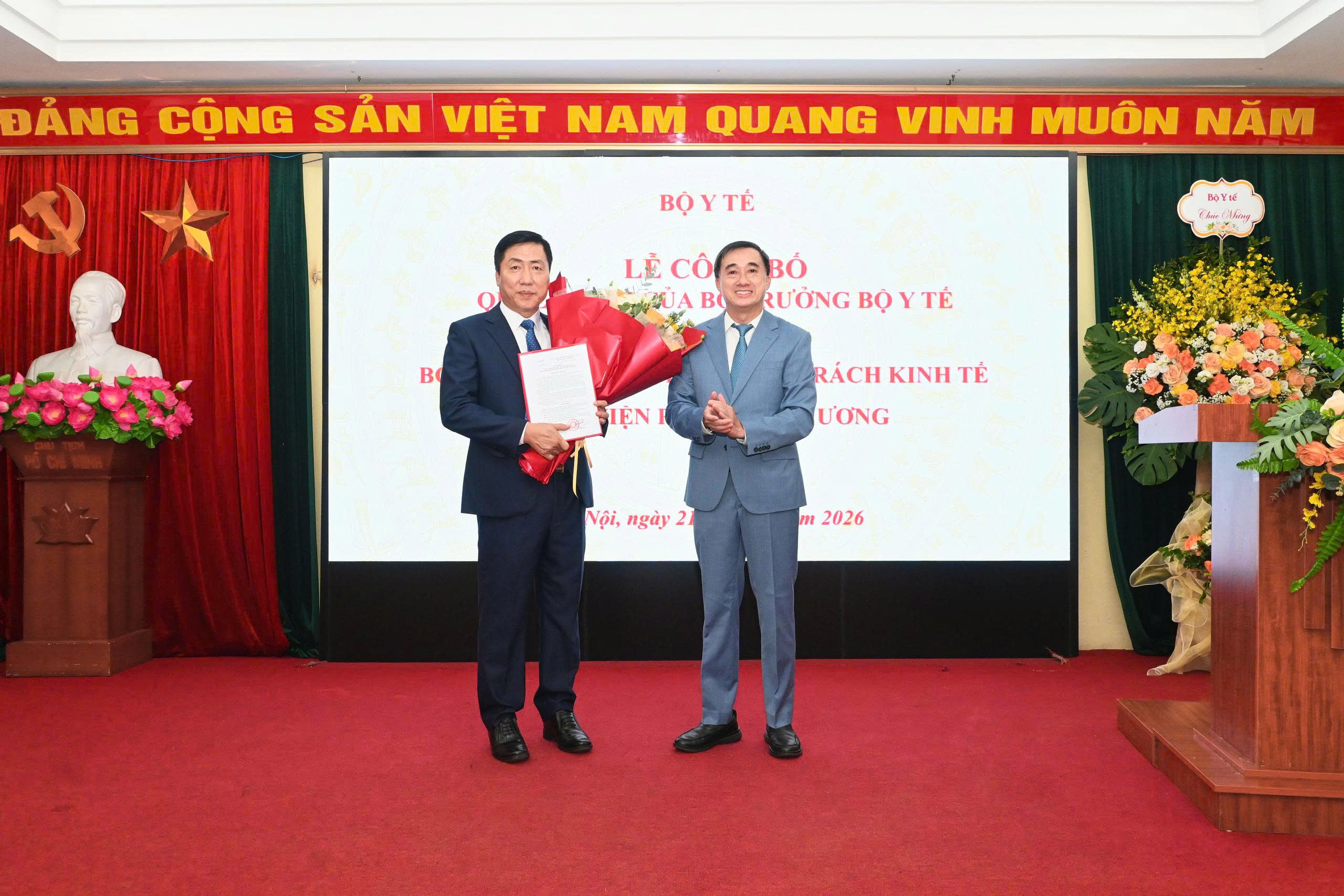trao-quyet-dinh-1779362864209953254224 Bộ Y tế bổ nhiệm Phó Giám đốc phụ trách kinh tế Bệnh viện Phổi Trung ương- Ảnh 2.
