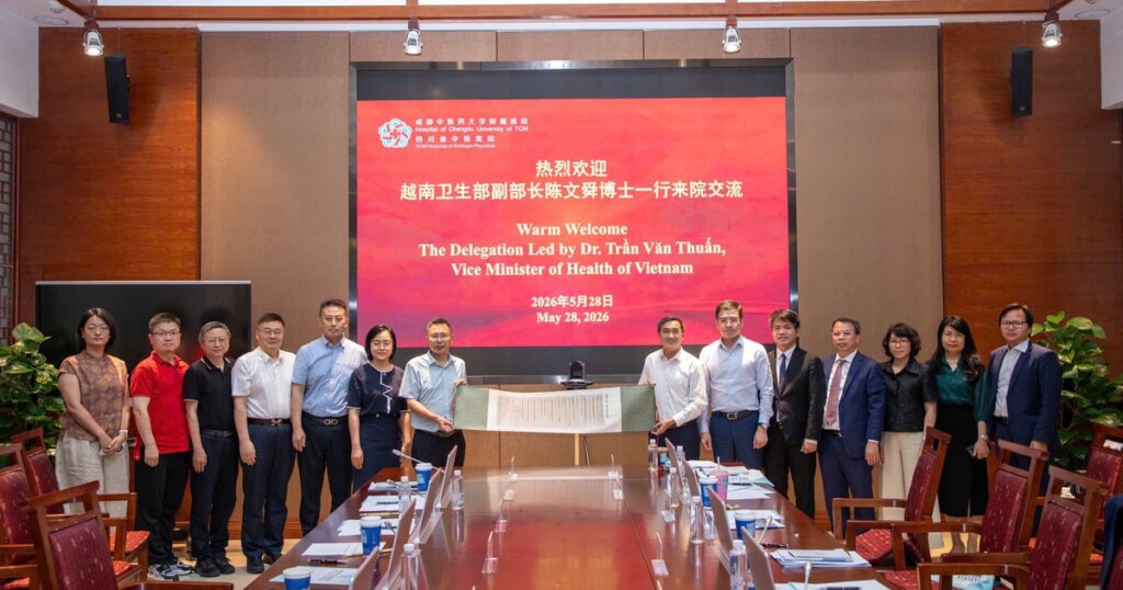 Bộ Y tế Việt Nam trao đổi kinh nghiệm phát triển y dược cổ truyền tại thành phố Thành Đô