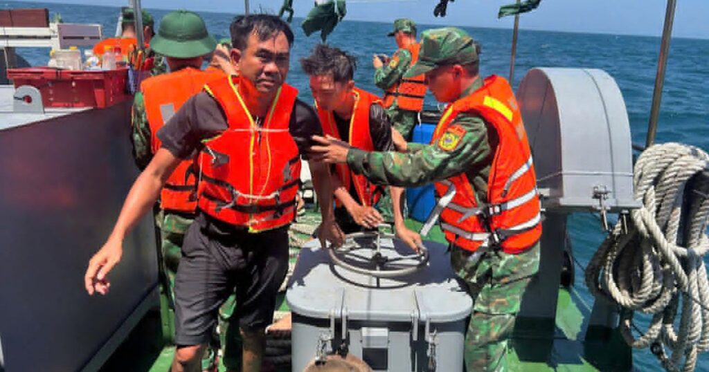 Cứu thành công 11 thuyền viên vụ đắm tàu tại vùng biển Bạch Long Vĩ