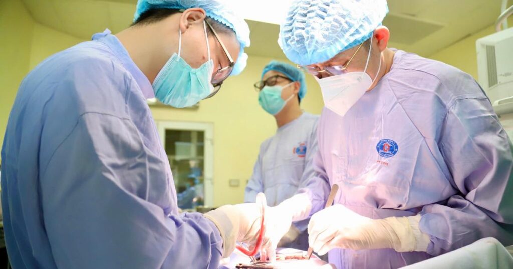 Bỏ lỡ ‘thời điểm vàng’, bệnh nhân 74 tuổi mang khối u phổi khổng lồ suýt nguy kịch