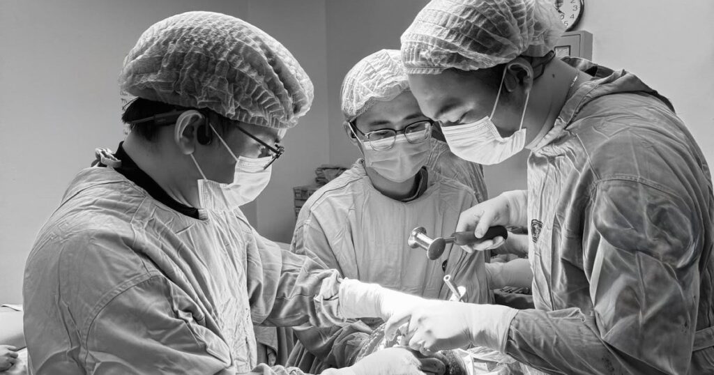 Từ ngồi xe lăn đến đạp xe đưa con đi học, hành trình hồi sinh của bệnh nhân ung thư phổi giai đoạn cuối