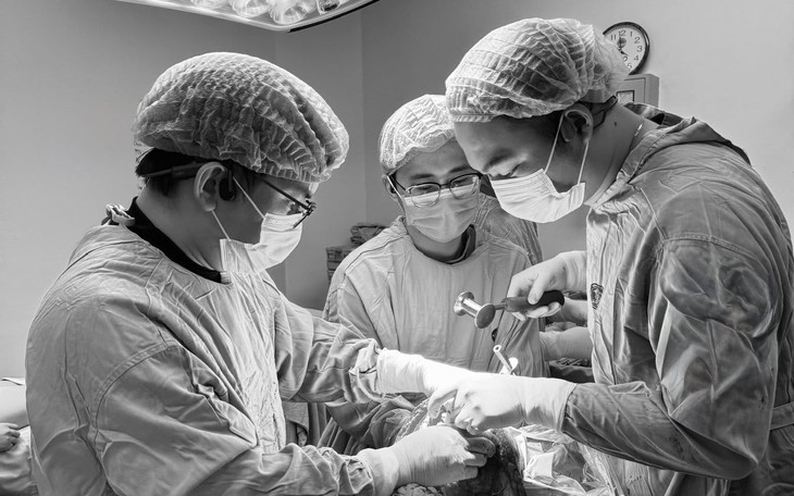 Từ ngồi xe lăn đến đạp xe đưa con đi học, hành trình hồi sinh của bệnh nhân ung thư phổi giai đoạn cuối