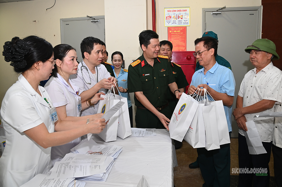 vien-y-hoc-pk-kq-kham-cap-thuoc-cho-600-nguoi-dan-phuong-liet-8-1780300941906404579658 Chăm sóc sức khỏe cho gia đình chính sách, người có công hướng tới 'Tháng tri ân'- Ảnh 4.