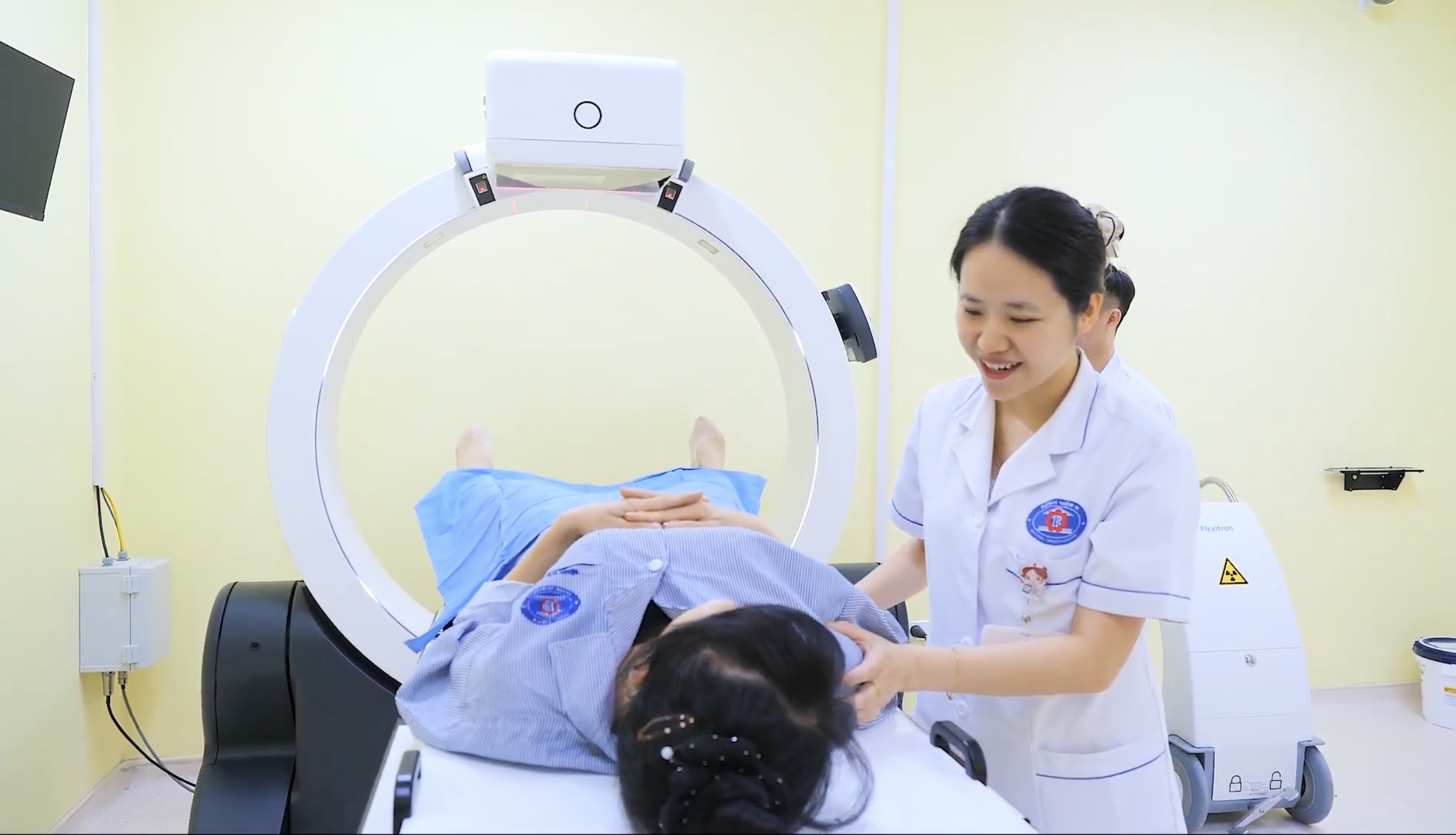 xa-tri-1779786800283270872658 Tăng bàn khám, mở cửa từ 5 giờ sáng... để giảm áp lực cho bệnh nhân ung thư ngày nắng nóng- Ảnh 6.