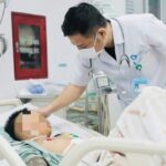 Bị bóng sút vào bụng, bé trai vỡ lách độ IV, sốc mất máu