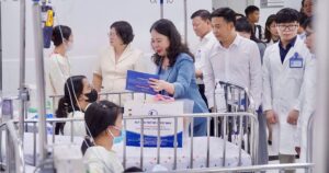 Phó Chủ tịch nước Võ Thị Ánh Xuân thăm, động viên bệnh nhi tại Bệnh viện Nhi đồng 1