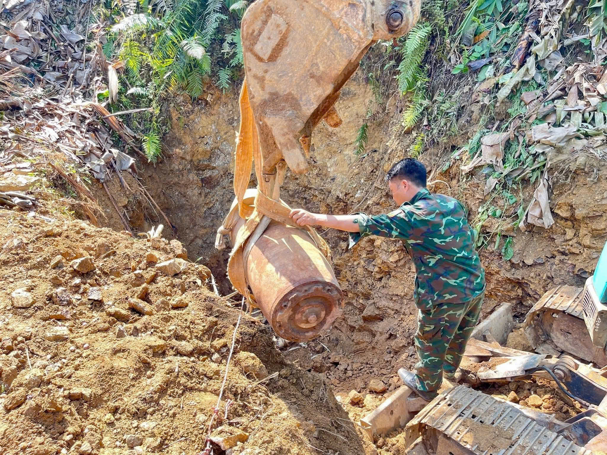 Tiêu hủy quả bom M117 sức công phá lớn còn sót lại sau chiến tranh ở Lào Cai- Ảnh 1.