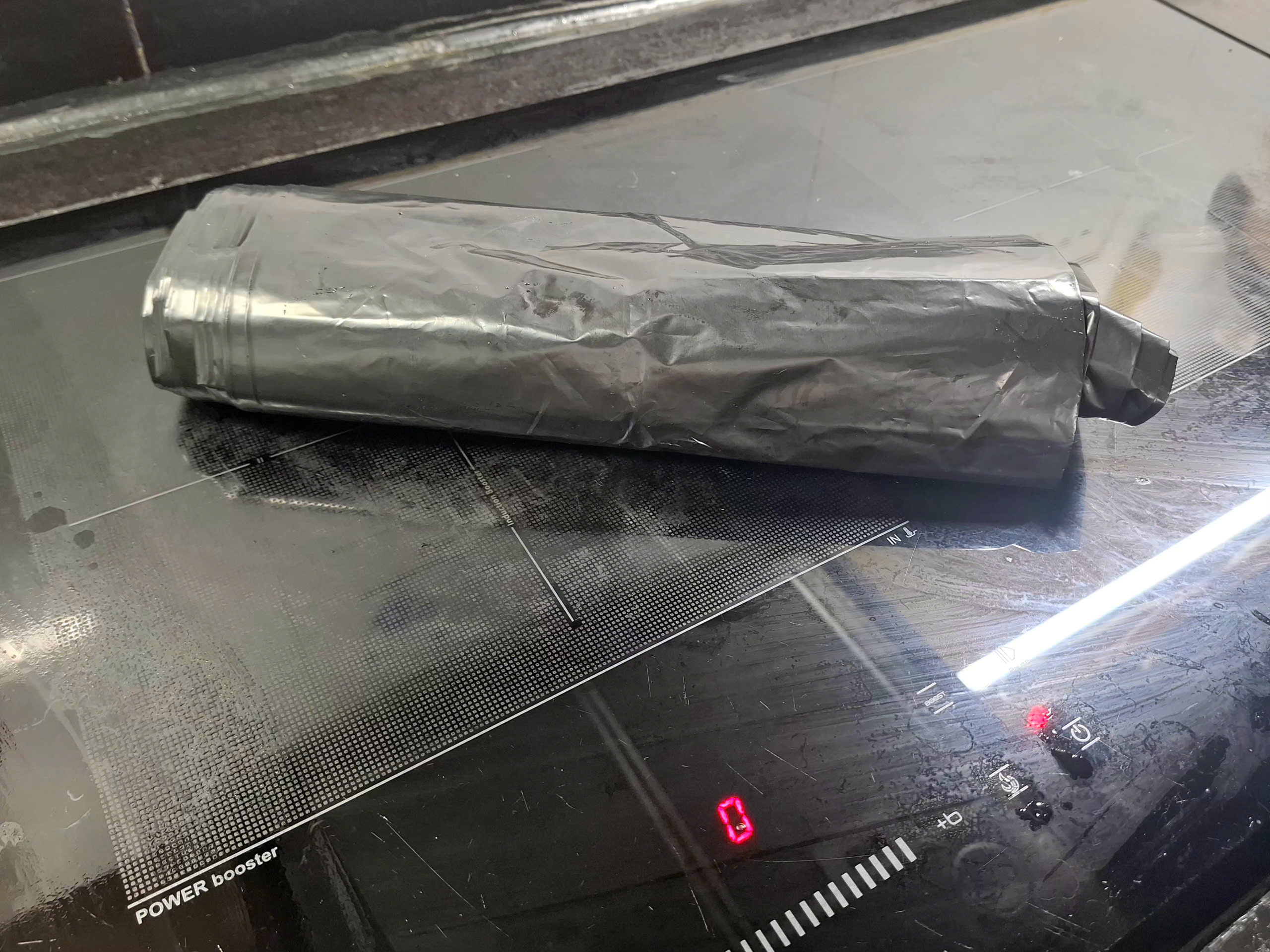 Một cuộn túi nilon khiến cả tầng chung cư Hà Nội mất ngủ lúc rạng sáng- Ảnh 1.