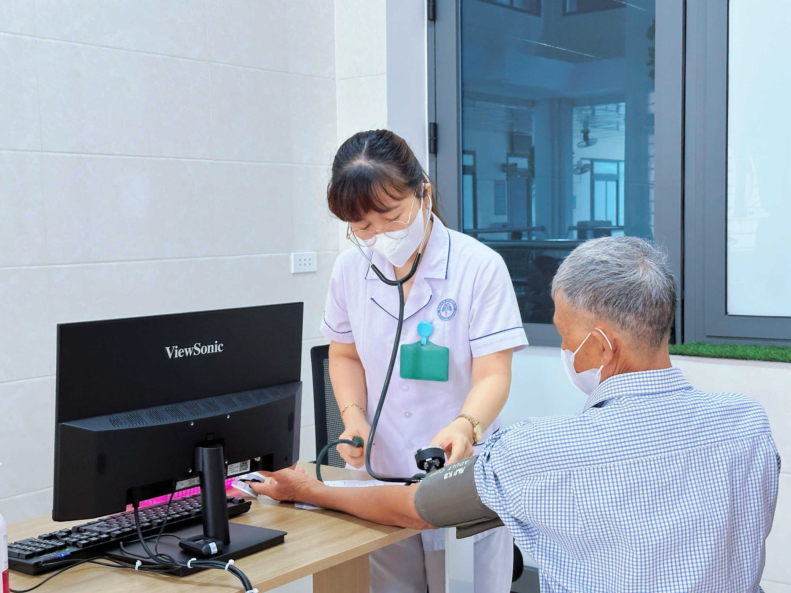 z7907896117032f4912d0340a16893c104f11bfeb678db-17807502102681300864395 Gần 200 người cao tuổi được khám, sàng lọc bệnh hô hấp miễn phí- Ảnh 3.