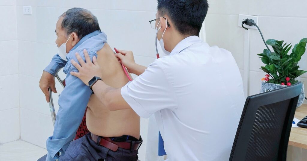 Gần 200 người cao tuổi được khám, sàng lọc bệnh hô hấp miễn phí
