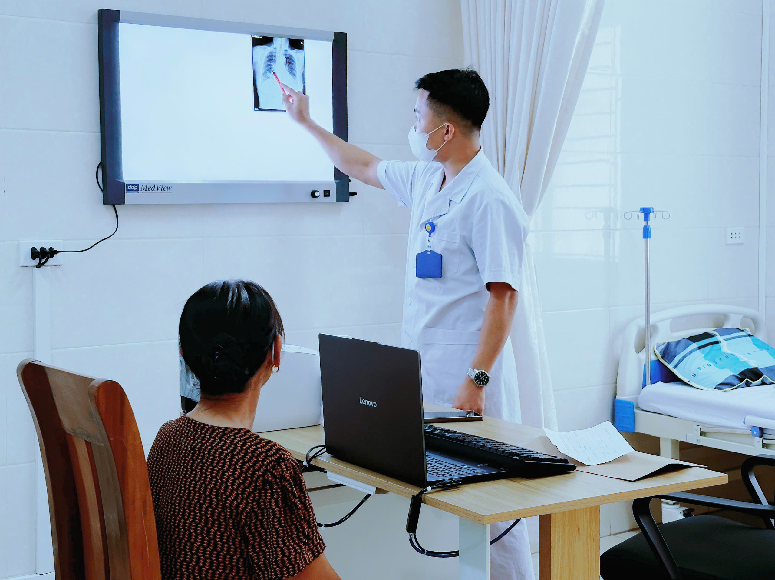 z7907896147848055c06a2cfbd74403b13cd60e58581a8-17807502102841753465149 Gần 200 người cao tuổi được khám, sàng lọc bệnh hô hấp miễn phí- Ảnh 5.