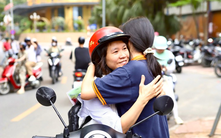 Gửi trọn niềm tin qua những cái ôm nơi cổng trường thi tốt nghiệp THPT 2026