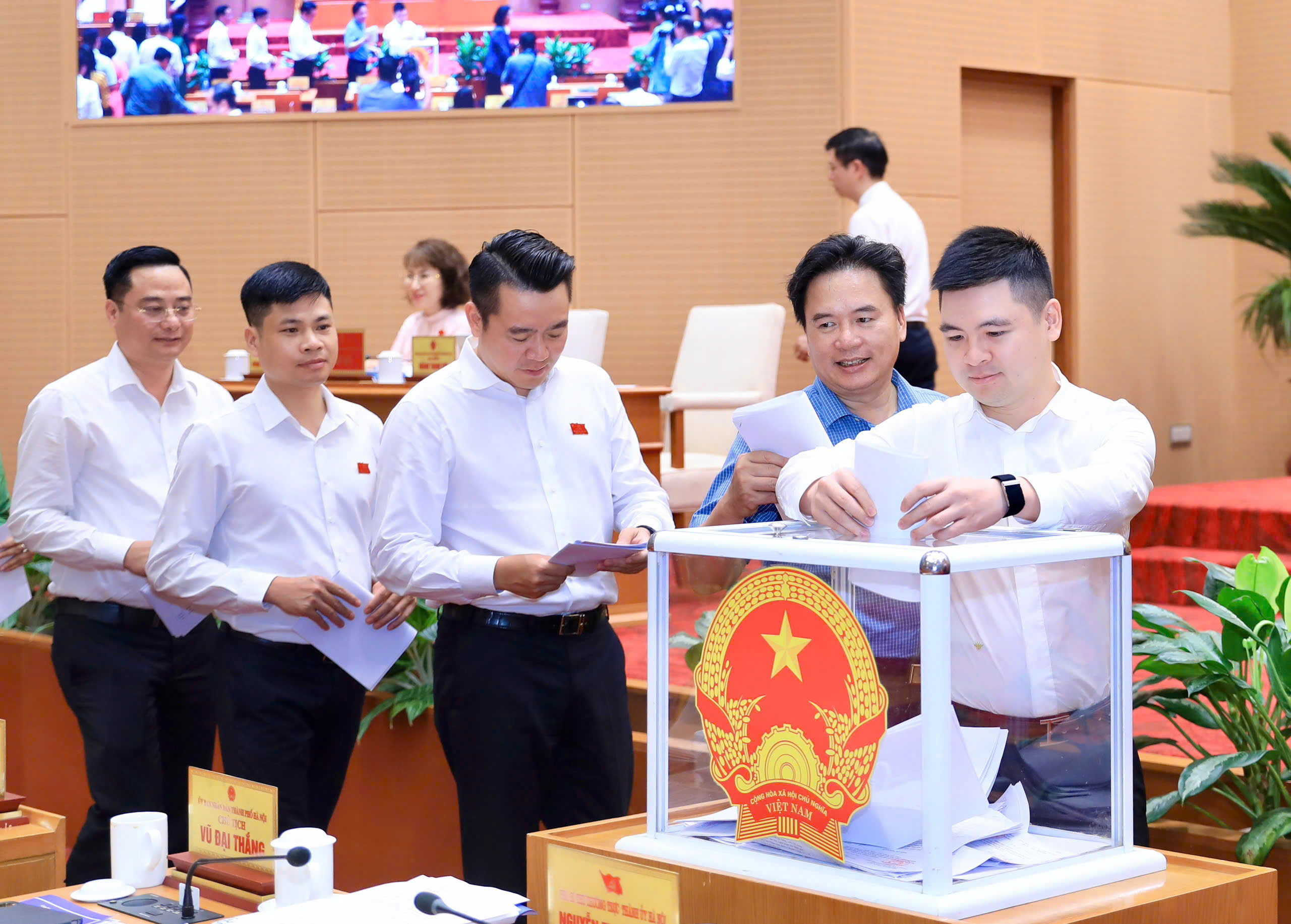z794161529103512bfdc1df63b3cca112fd02ce3b00f67-1781584422471427799639 Hà Nội thông qua loạt chính sách đột phá phát triển y tế, hỗ trợ bác sĩ tới 20 triệu đồng/tháng- Ảnh 1.