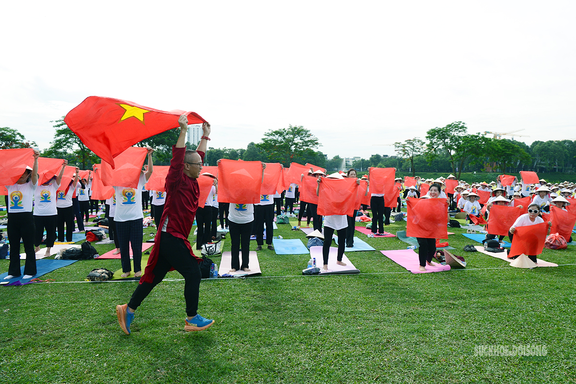 Hà Nội tổ chức ngày Quốc tế Yoga 2026 với 1 . 500 Người đồng diễn tại Công viên Yên Sở - Ảnh 11.