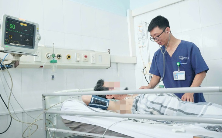 bac-si-cki-tran-cong-can-khoa-hoi-suc-tich-cuc-va-chong-doc-kham-cho-benh-nhan-177986765155934896523-33-0-533-800-crop-1779867863314740789290 Lao động nhiều giờ dưới nắng nóng, thanh niên 25 tuổi bị tổn thương thận cấp - Ảnh 2.