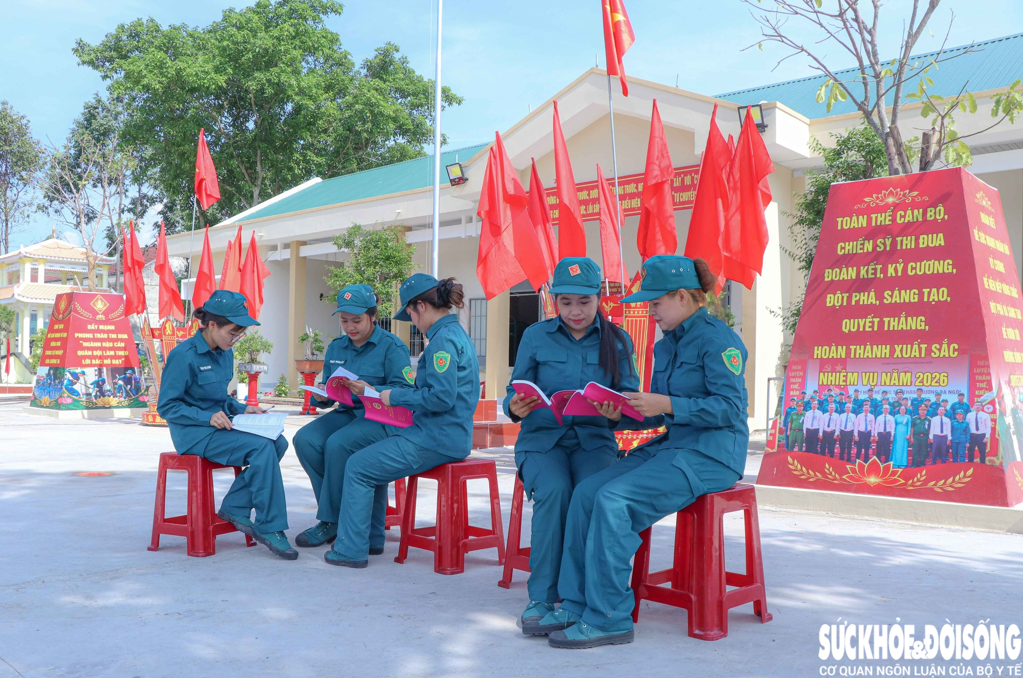 base64-17816919469721113684138 Những 'bóng hồng sao vuông' giỏi thao trường, đảm việc bếp núc- Ảnh 2.