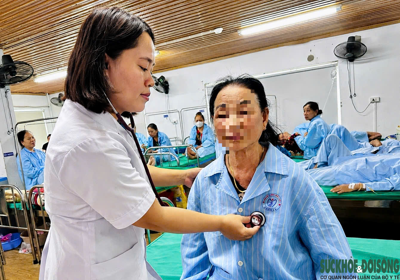 Ẩn họa từ những gói thuốc đông y gia truyền được quảng cáo ‘uống là khỏi’- Ảnh 1.