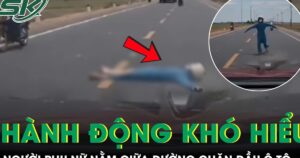 Người phụ nữ lao ra nằm giữa đường, chặn đầu ô tô gây xôn xao dư luận