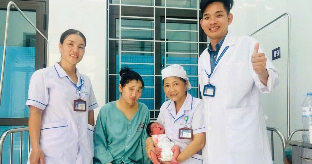 Cứu sống sản phụ nguy kịch sau khi sinh con trên xe khách