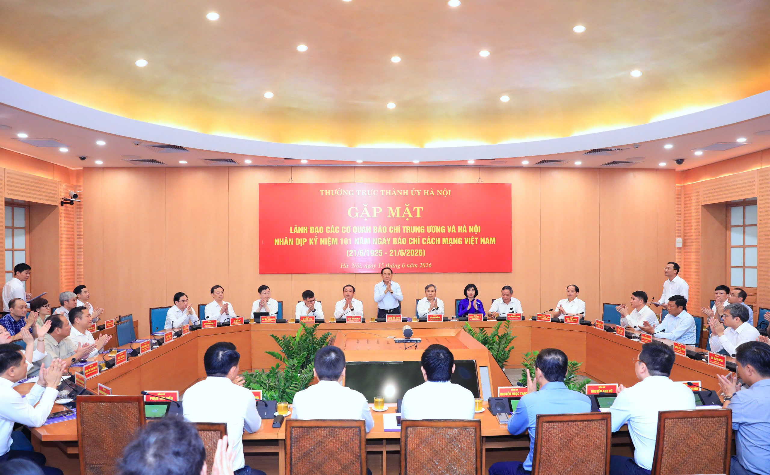 Hà Nội gặp mặt lãnh đạo các cơ quan báo chí nhân 101 năm Ngày Báo chí Cách mạng Việt Nam- Ảnh 1.