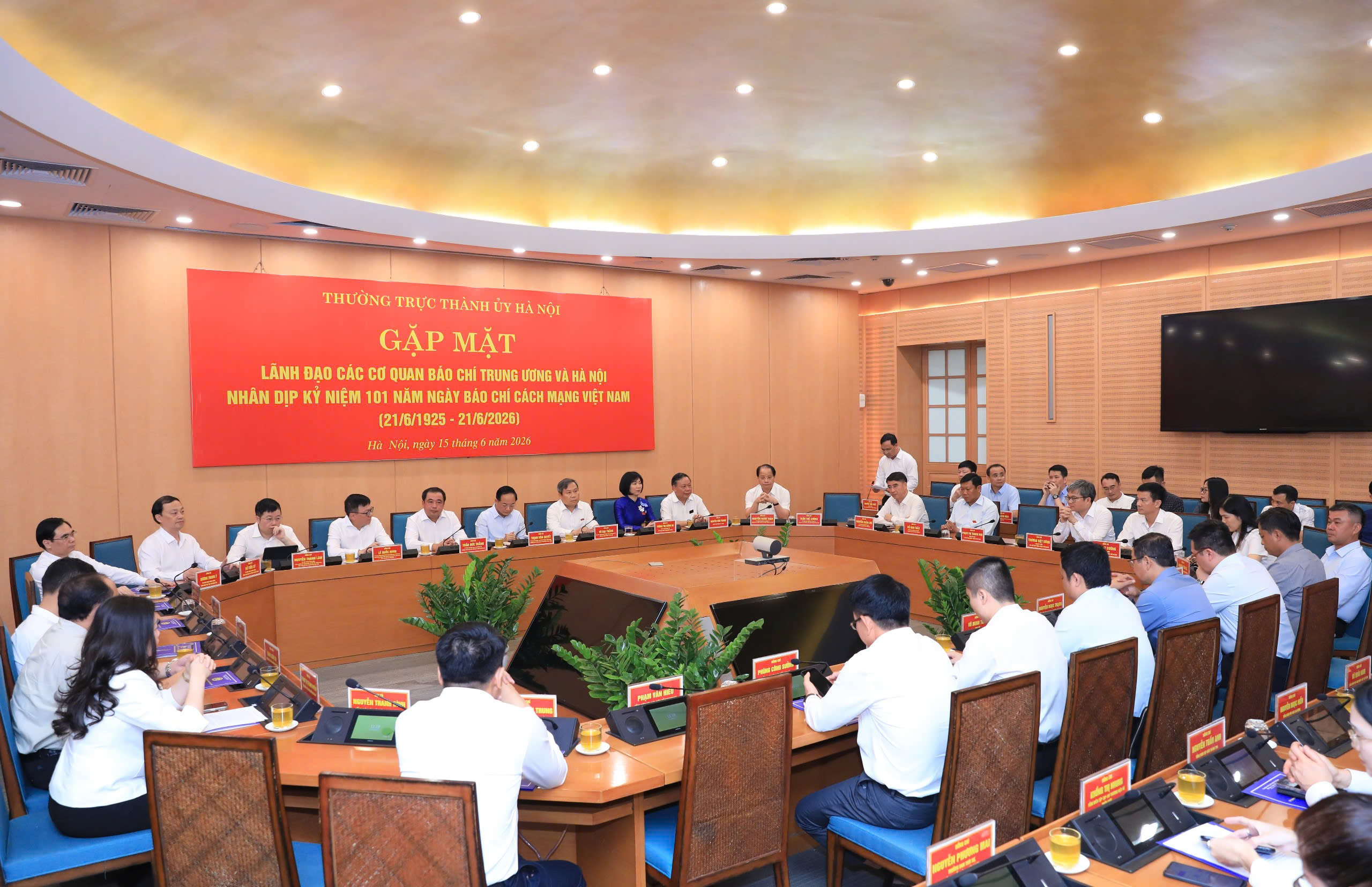 Hà Nội gặp mặt lãnh đạo các cơ quan báo chí nhân 101 năm Ngày Báo chí Cách mạng Việt Nam- Ảnh 3.