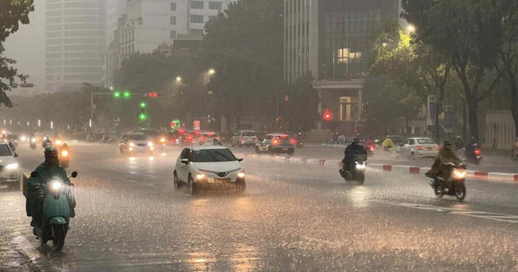 Chiều nay, Hà Nội tái diễn mưa dông