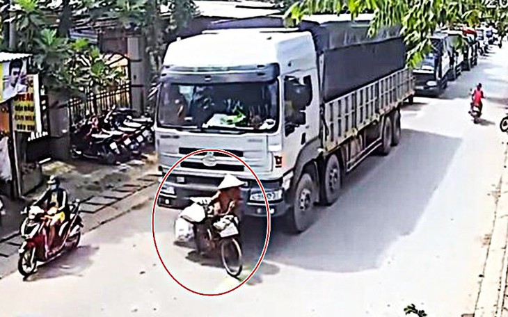 Cục CSGT cảnh báo những tình huống nhiều gia đình sống sát đường giao thông có thể gặp phải- Ảnh 1.