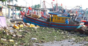 Rác thải bủa vây khu neo đậu tàu thuyền ven biển Nghệ An