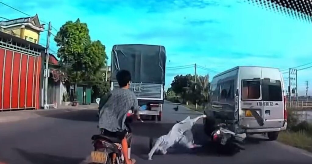 Xe máy tông thẳng vào đuôi xe khách đang đỗ ven đường tại Hưng Yên, 2 người tử vong