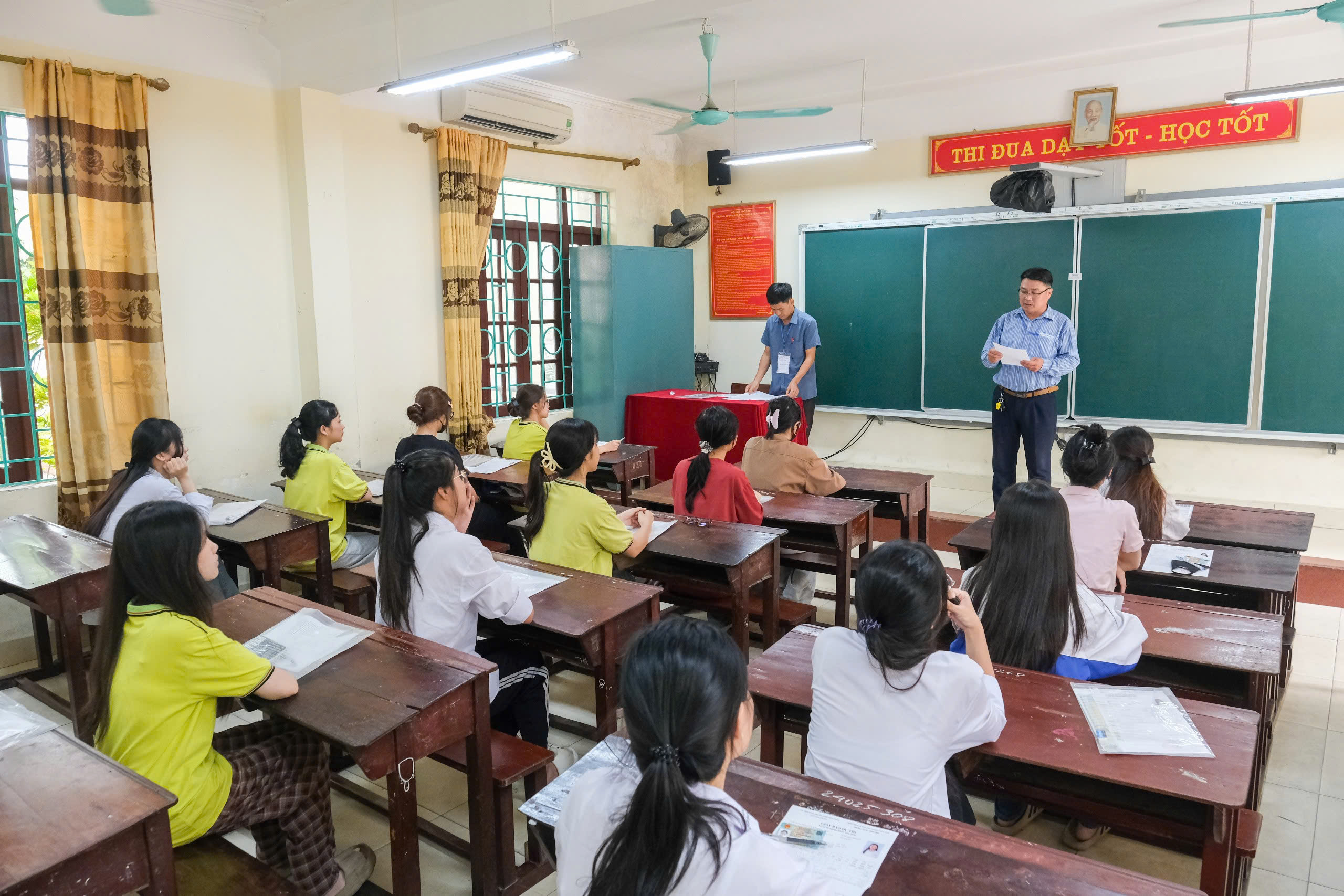 Thời gian chấm thi tốt nghiệp THPT năm 2026 kéo dài đến khi nào?- Ảnh 1.