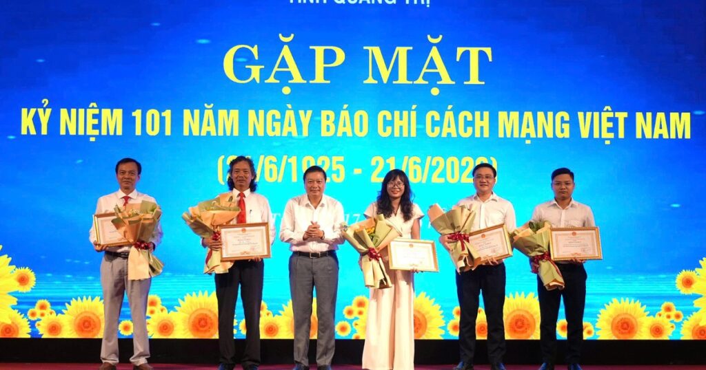 Phóng viên Báo Sức khỏe và Đời sống nhận Bằng khen của Chủ tịch UBND tỉnh Quảng Trị
