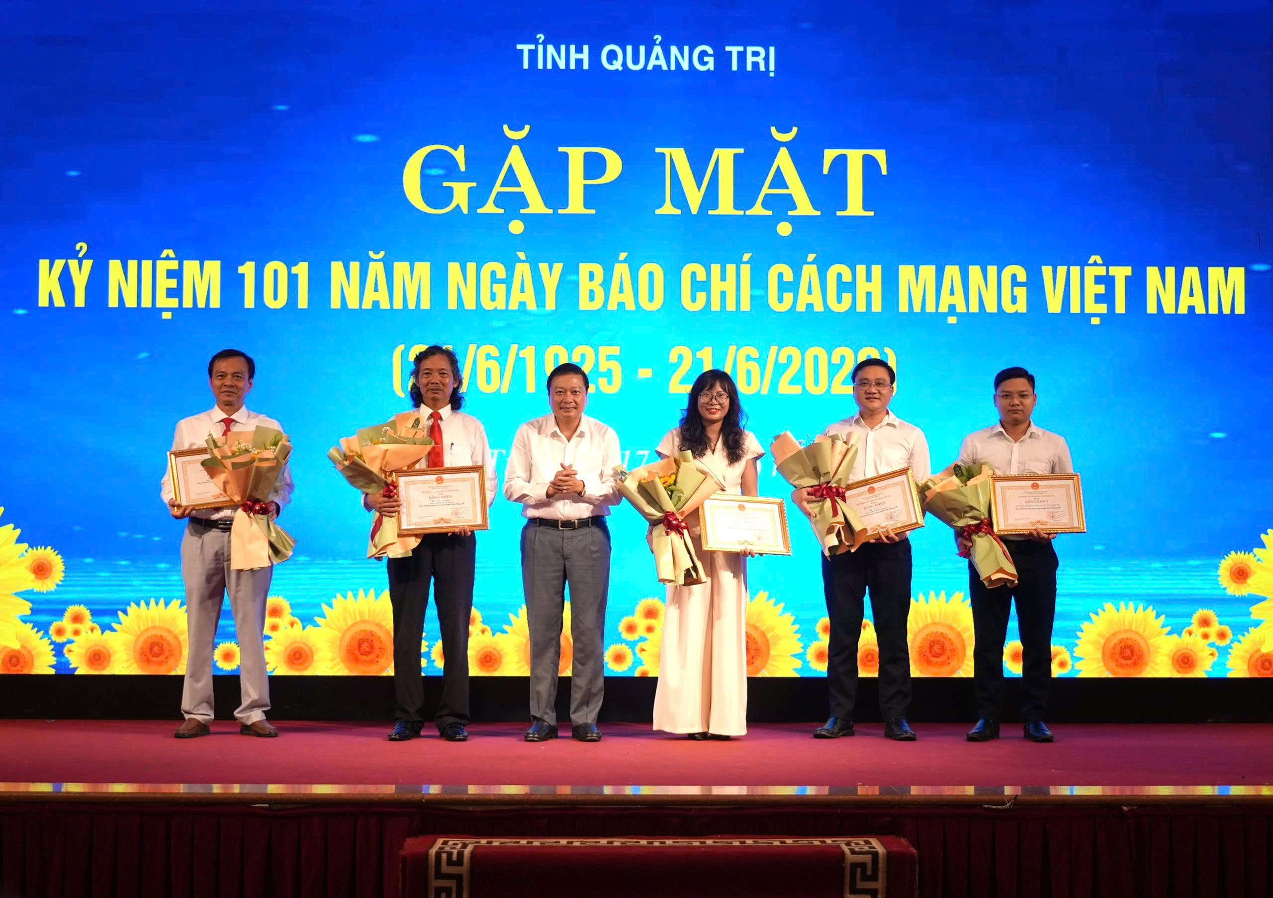 Phóng viên Báo Sức khỏe và Đời sống nhận Bằng khen của Chủ tịch UBND tỉnh Quảng Trị- Ảnh 3.